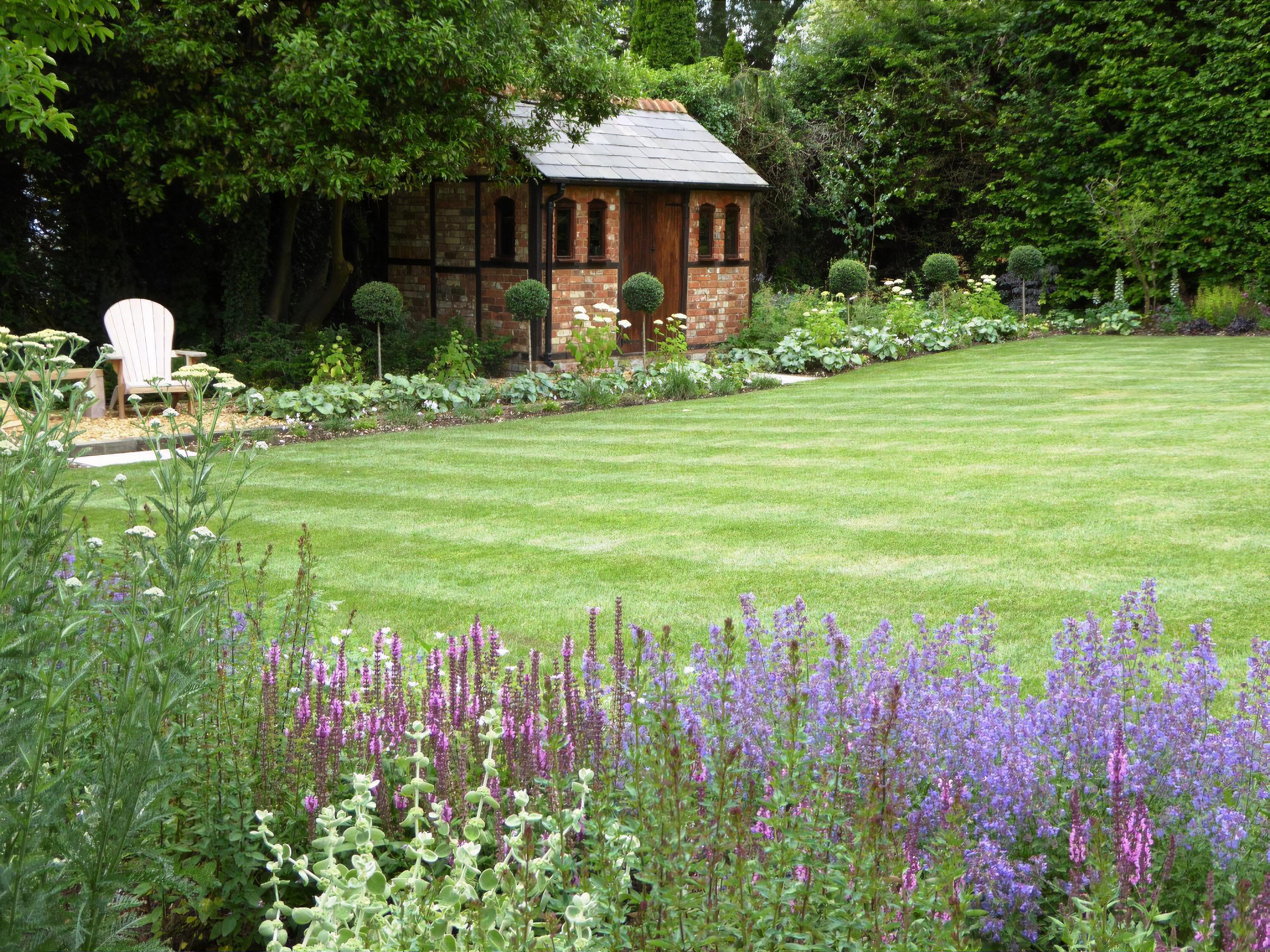 Contemporary Sloping Garden By Reading based MSGD garden designer Andrea Newill