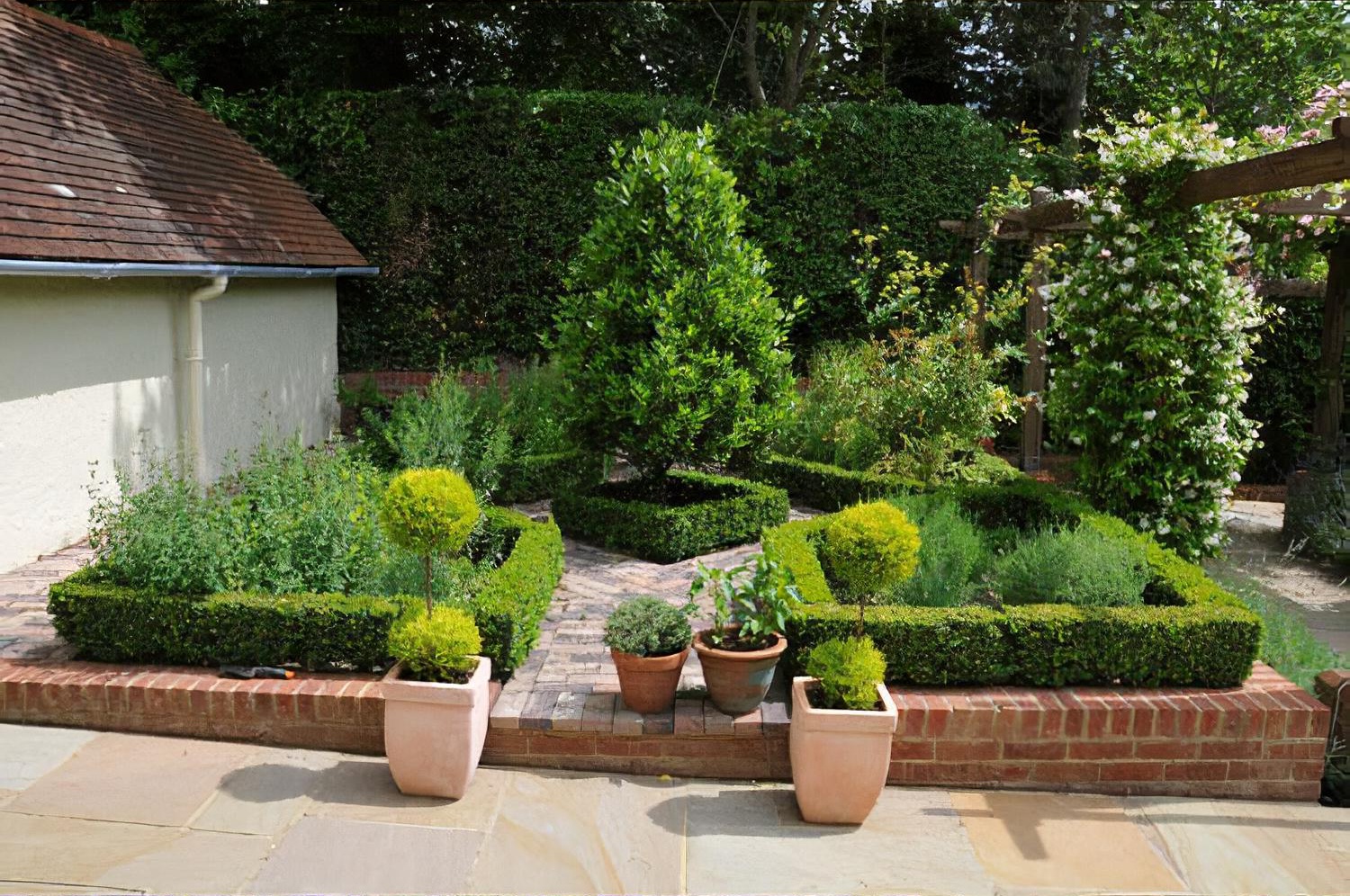 Garden for Arts and Crafts style house in Surrey by garden designer Linda Regel