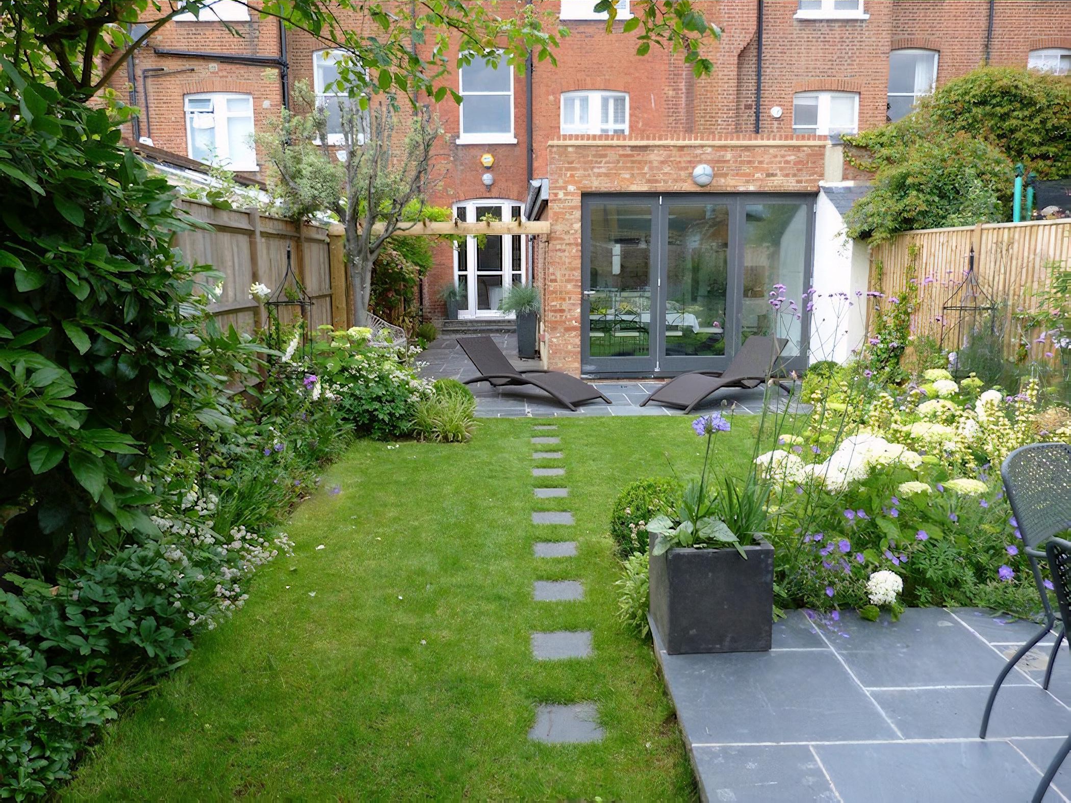 A contemporary urban garden By London based garden designer Pippa Schofield