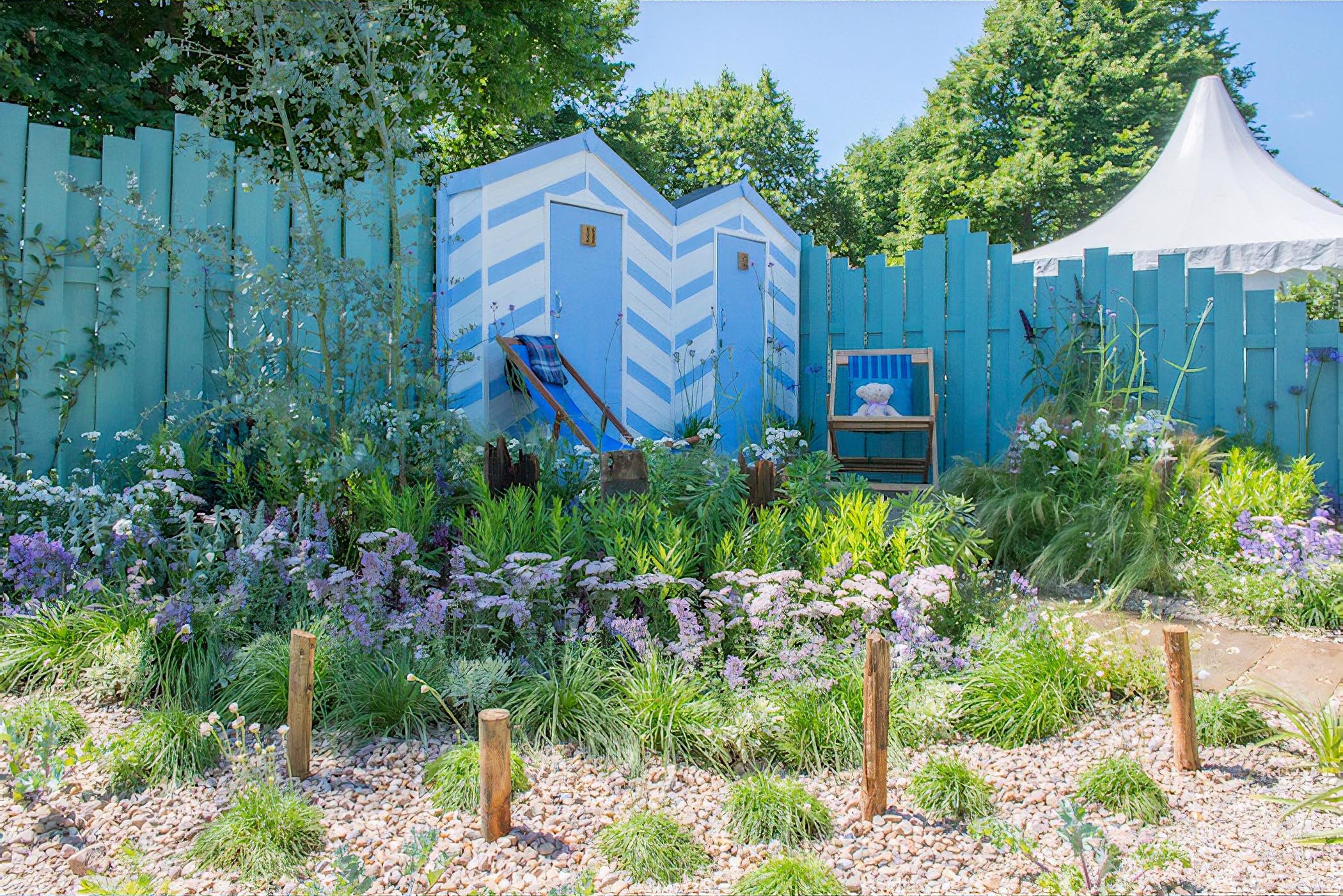 By garden designers James Callicott and Tony Wagstaff. Inspired by the coastline of Southend-on-Sea, the pier and the surrounding beach, the Southend Council ‘By The Sea’ garden offers a peaceful idyll situated by the coast.