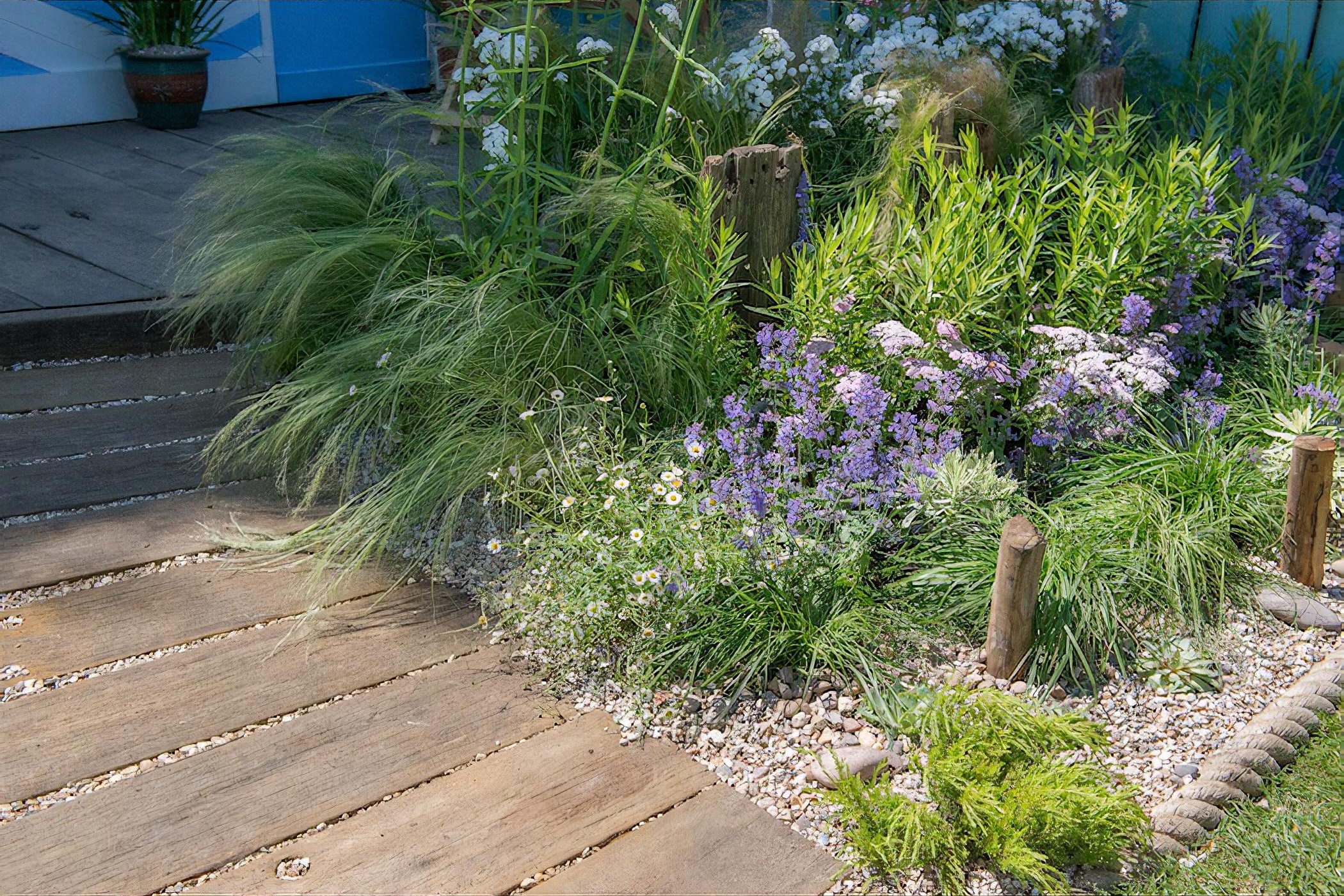 By garden designers James Callicott and Tony Wagstaff. Inspired by the coastline of Southend-on-Sea, the pier and the surrounding beach, the Southend Council ‘By The Sea’ garden offers a peaceful idyll situated by the coast.